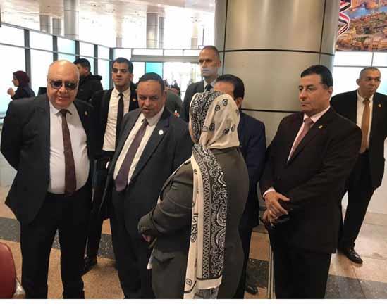 رئيس مصلحة الجمارك يتفقد مطار القاهرة (1)
