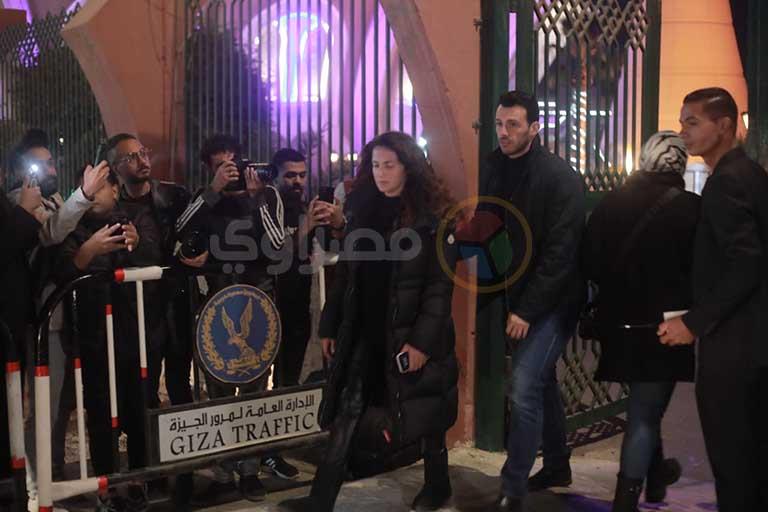 دنيا سمير غانم وزوجها الاعلامي رامي رضوان في عزاء ناهد فريد شوقي 