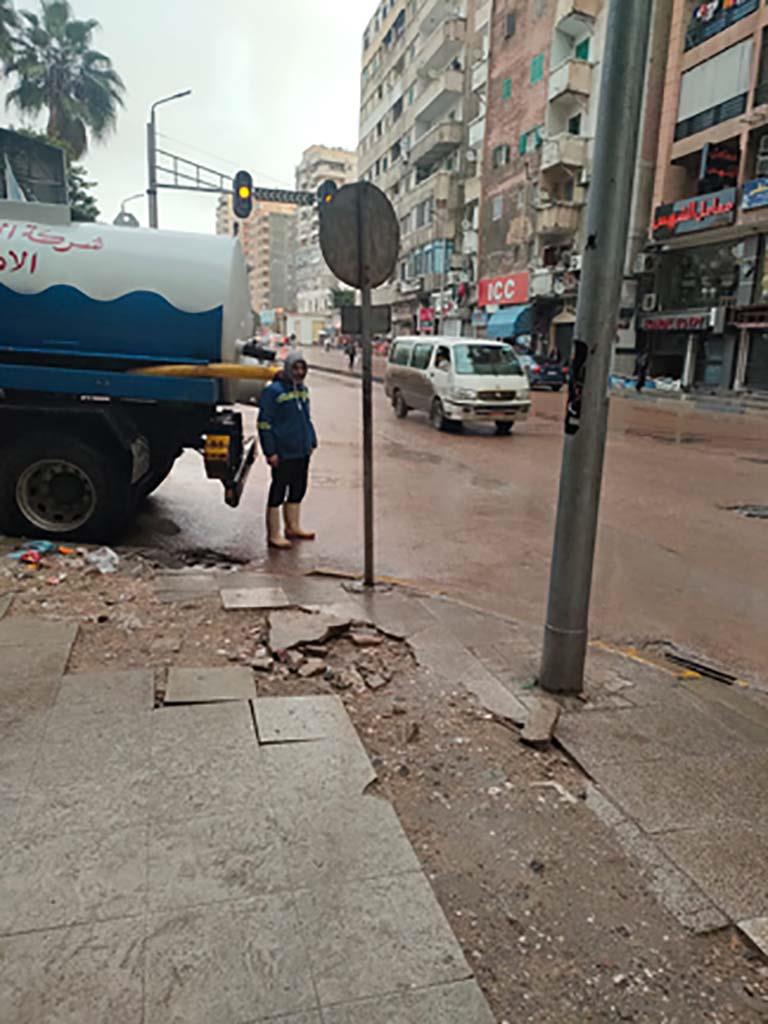 صرف الإسكندرية تواصل رفع تراكمات مياه الأمطار من الشوارع (1)