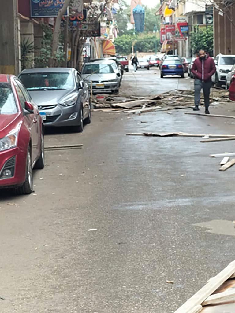تهشم 3 سيارات سقطت عليها ألواح خشبية بسبب الرياح في بورسعيد