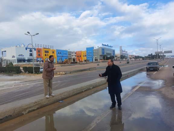 رؤساء الأحياء يتابعون كسح مياه أمطار الكرم من شوارع الإسكندرية ميدانيًا (1)