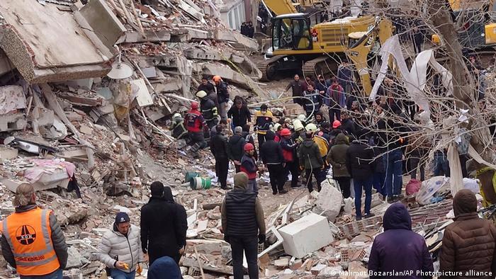 توقعات بتضاعف الحصيلة.. قتلى زلزال تركيا وسوريا يتجاوز 33 ألفا