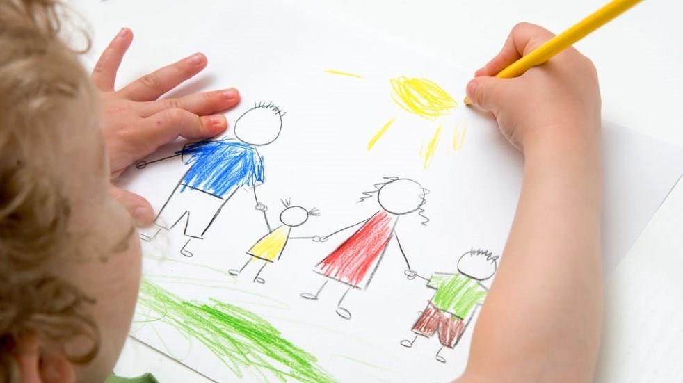 كيف ينمي الرسم والتلوين مهارات طفلك؟