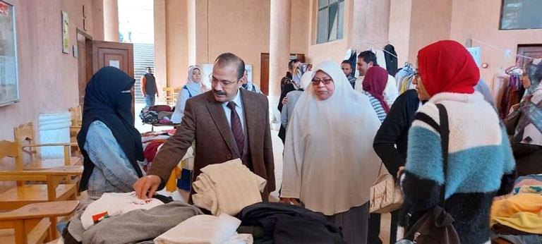نائب رئيس جامعة بنها يفتتح معرض الملابس الخيري لطلاب التربية