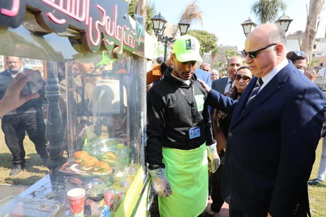 محافظ القاهرة يسلم عربات طعام لذوي الهمم (1)