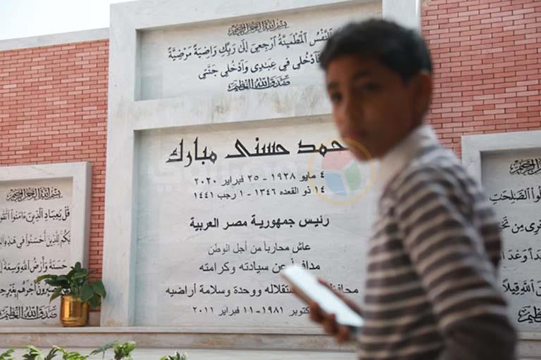طفل يلتقط صورة سيلفي مع قبر حسني مبارك