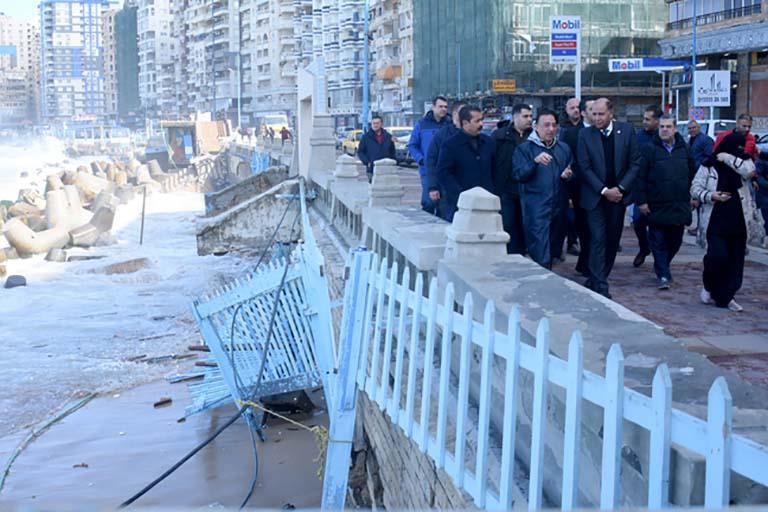 تضرر كورنيش الإسكندرية بسبب أمواج البحر (2)