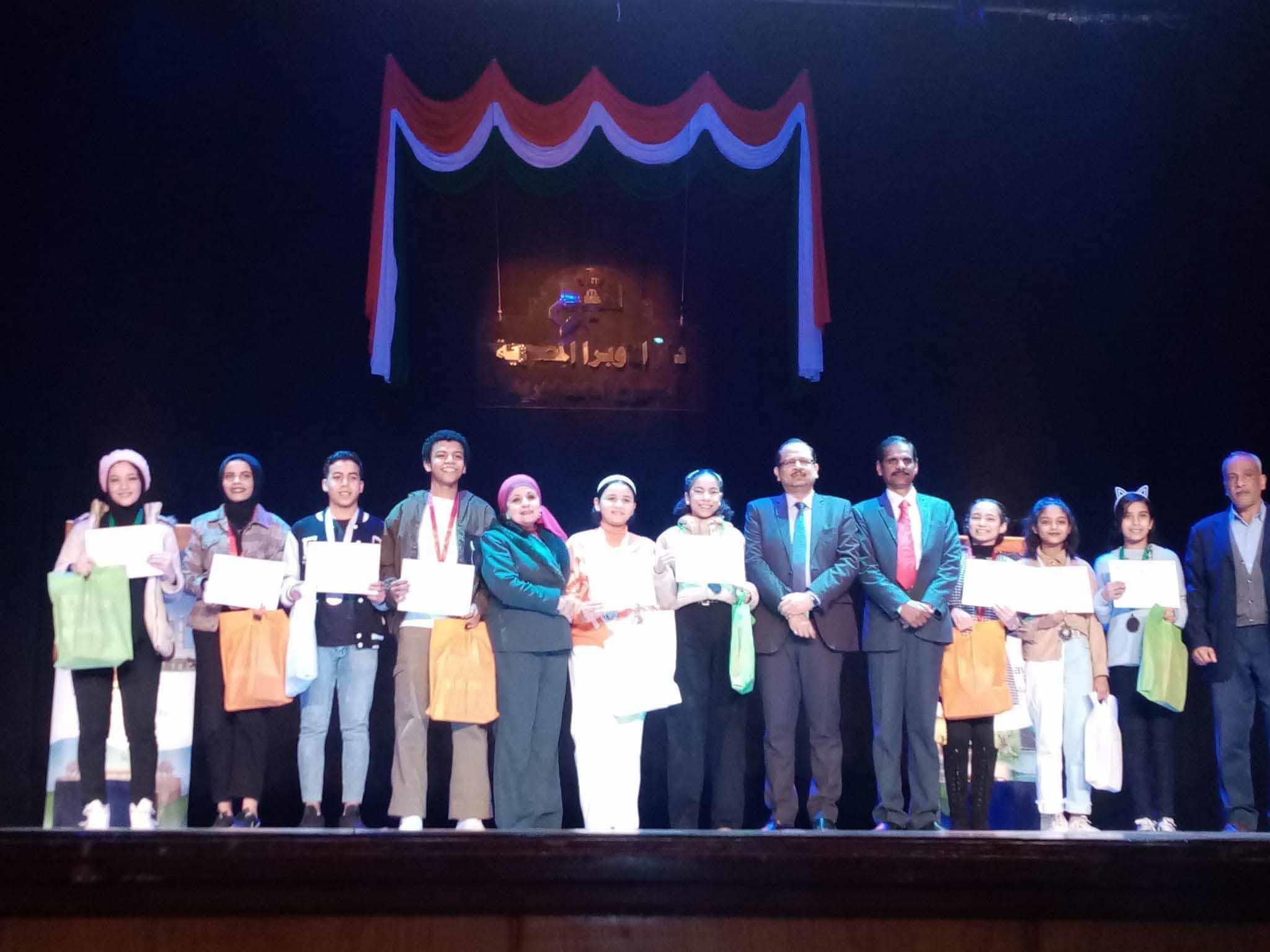 تكريم الطلاب الفائزين في مسابقة لمحات من الهند