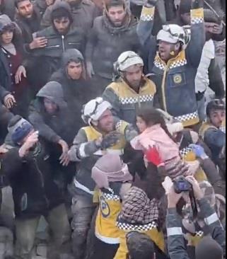 مشهد مؤثر لإنقاذ عائلة سورية بعد 40 ساعة تحت الأنقاض (فيديو)