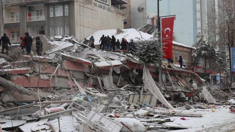 فرق إنقاذ إماراتية تتمكن من انتشال 4 أفراد أحياء من أسفل الأنقاض بتركيا