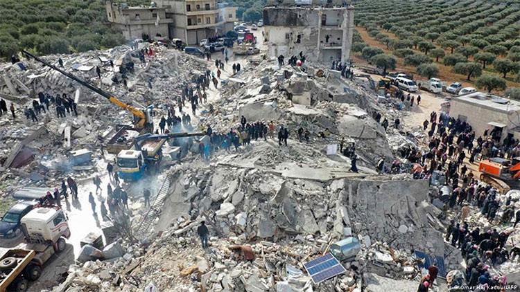 هيئة الكوارث التركية: ارتفاع عدد قتلى زلزال تركيا وسوريا إلى أكثر من 15 ألف شخص هيئة الكوارث التركية: ارتفاع عدد قتلى زلزال تركيا وسوريا إلى أكثر من 15 ألف شخص