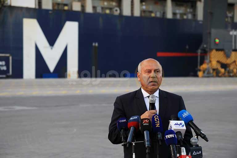 وزير النقل يتابع التشغيل التجريبي لمحطة تحيا مصر بميناء الإسكندرية