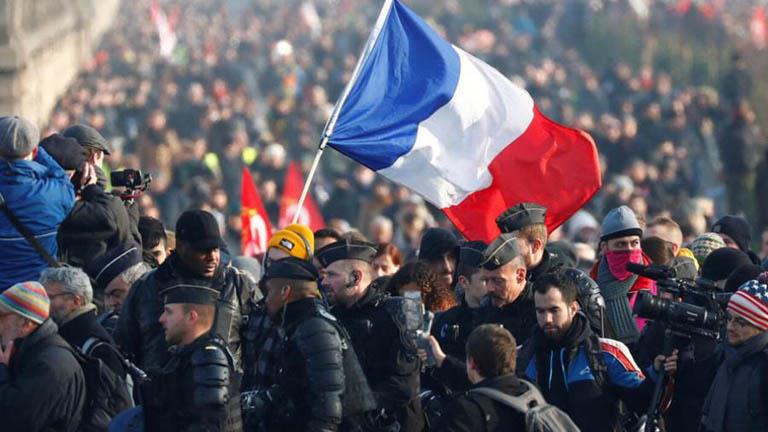 احتجاجات في فرنسا بعد فشل البرلمان في حجب الثقة عن الحكومة