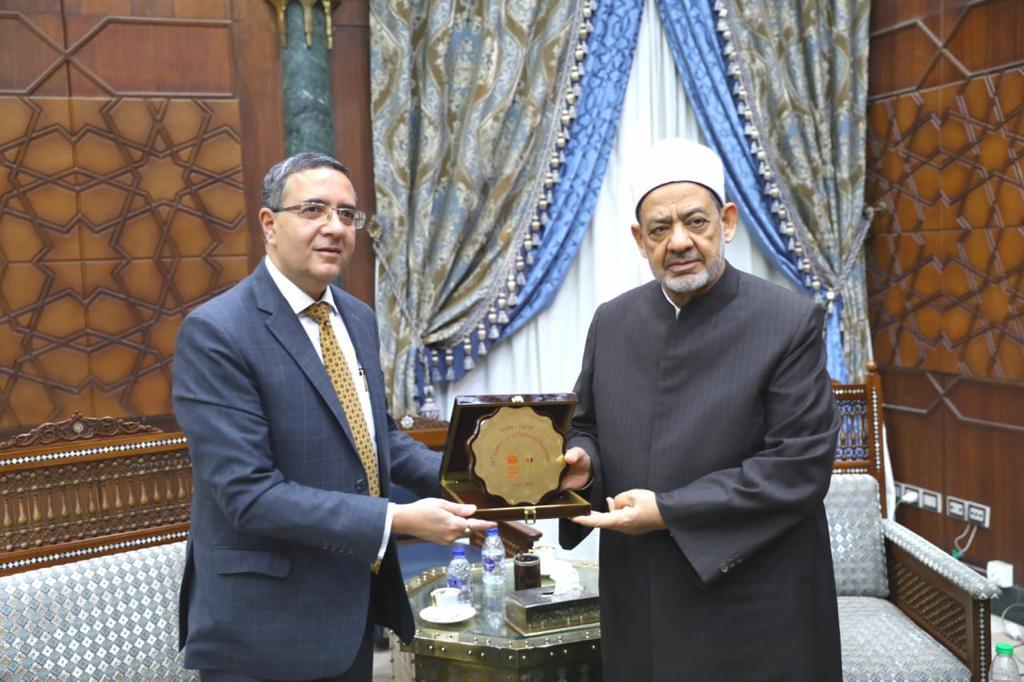 شيخ الأزهر وسفير الهند يناقشان تعزيز العلاقات العلمية والثقافية وتبادل الزيارات شيخ الأزهر وسفير الهند يناقشان تعزيز العلاقات العلمية والثقافية وتبادل الزيارات
