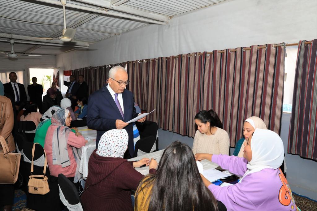 وزير التعليم يجري حوارًا مع طالبات (1)