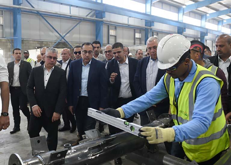 رئيس الوزراء يتفقد مصنع السويدي