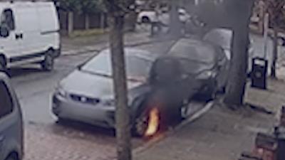 رجل يُشعل النار في سيارة ويضرب مالكها 