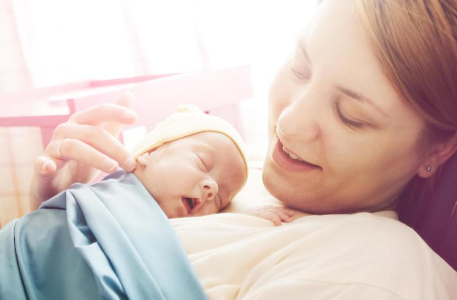  فوائد التلامس الجلدي لـ الأم والطفل بعد الولادة 