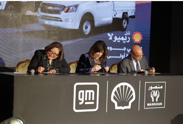 أنكوش أرورا وآمال الشيخ وشارون نيتشي خلال مراسم التوقيع