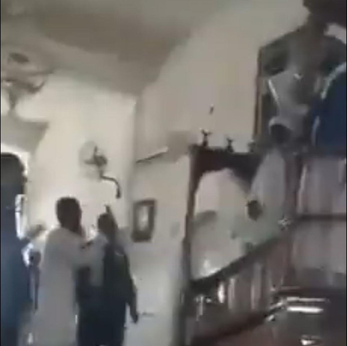 انقسامات بين المصلين.. إمامان داخل مسجد أثناء صلاة الجمعة في ليبيا (فيديو)