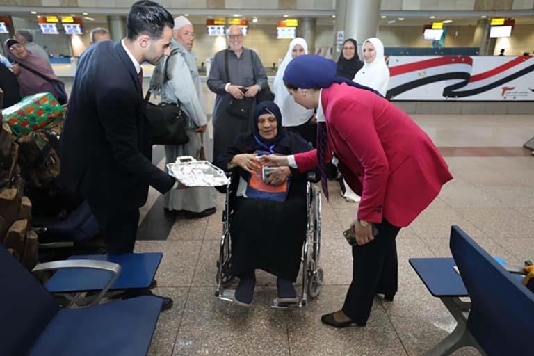 مطار القاهرة يحتفل بعيد الأم مع الراكبات