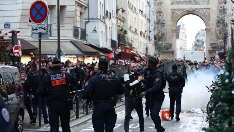 الشرطة الفرنسية تستخدم الغاز المسيل للدموع وتعتقل المحتجين ضد إصلاحات نظام التقاعد