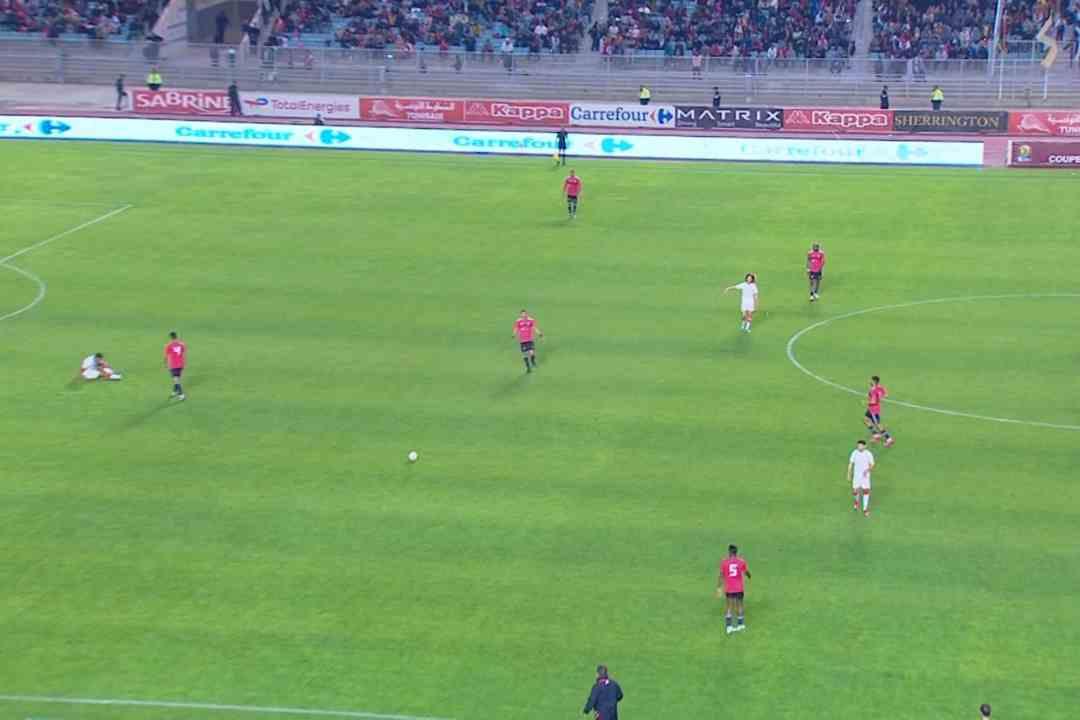 "تسبب في هدف".. الجزيري يُغادر ملعب مباراة تونس وليبيا مُصابًا  
