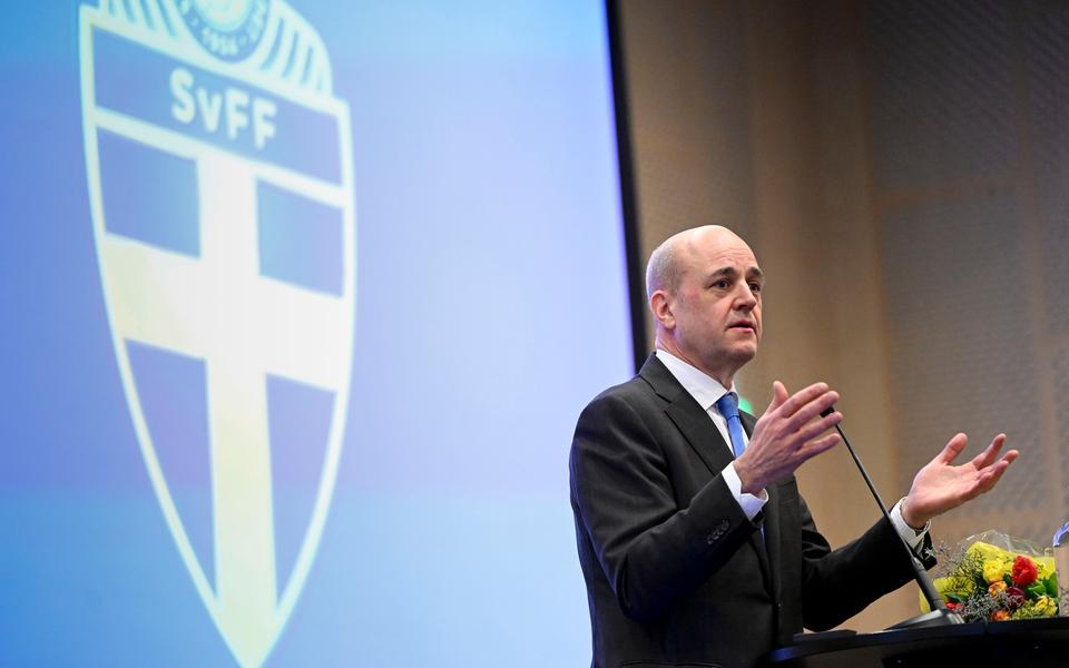 رئيس وزراء سابق يقود اتحاد الكرة السويدي رسميًا