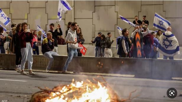 وسط دعوات للإضراب.. اشتباكات بين المتظاهرين والشرطة الإسرائيلية أمام منزل نتنياهو