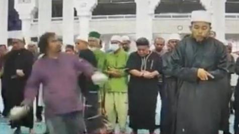 أثناء صلاة الفجر.. شخص يقتحم صفوف المصلين ويعتدي على إمام مسجد بماليزيا (فيديو) أثناء صلاة الفجر.. شخص يقتحم صفوف المصلين ويعتدي على إمام مسجد بماليزيا (فيديو)
