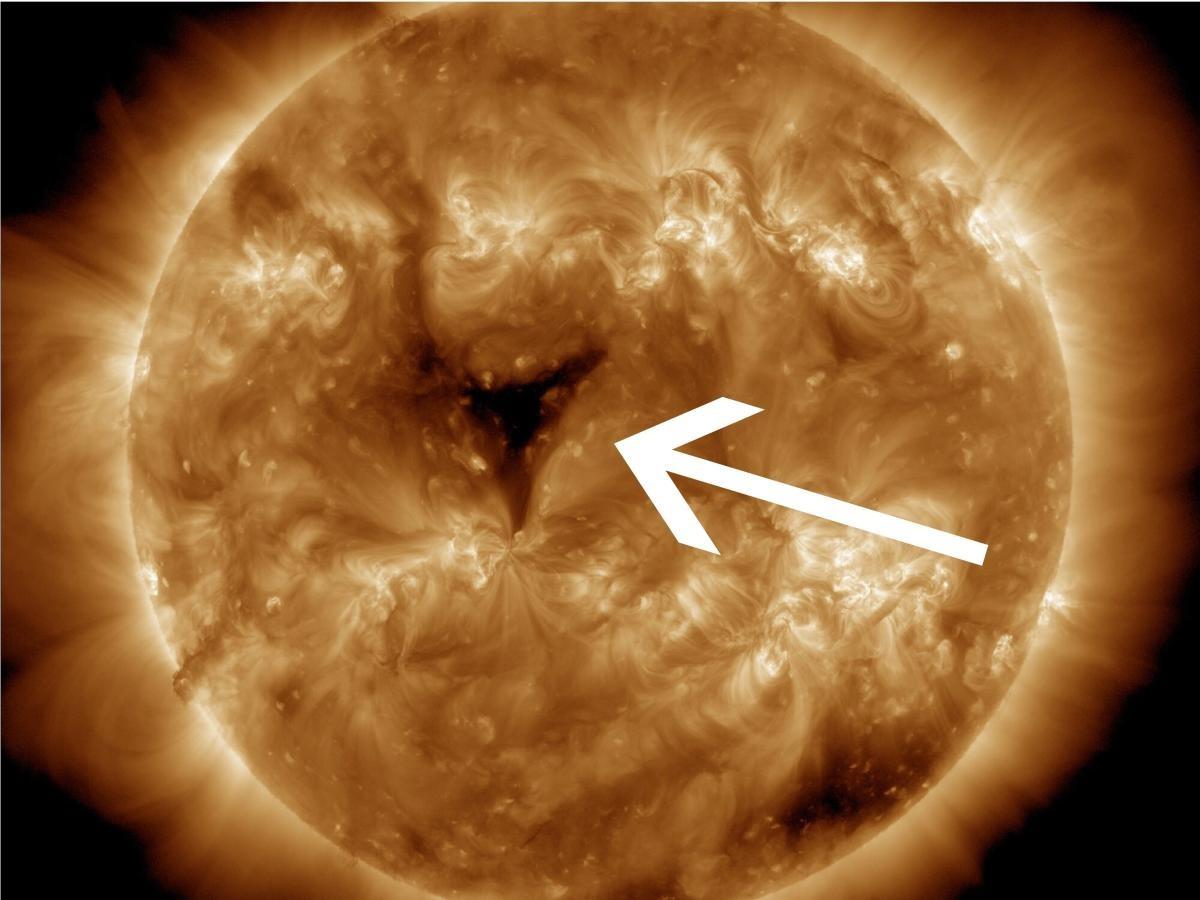 صورة: ثقب عملاق في قلب الشمس.. والتأثيرات في هذا اليوم