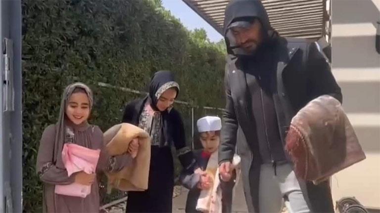 تامر حسني يصطحب أبناءه لأداء الصلاة  
