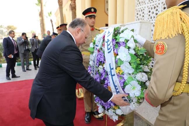 محافظ القاهرة يضع إكليل زهور على مقابر المنطقة العسكرية بالخفير