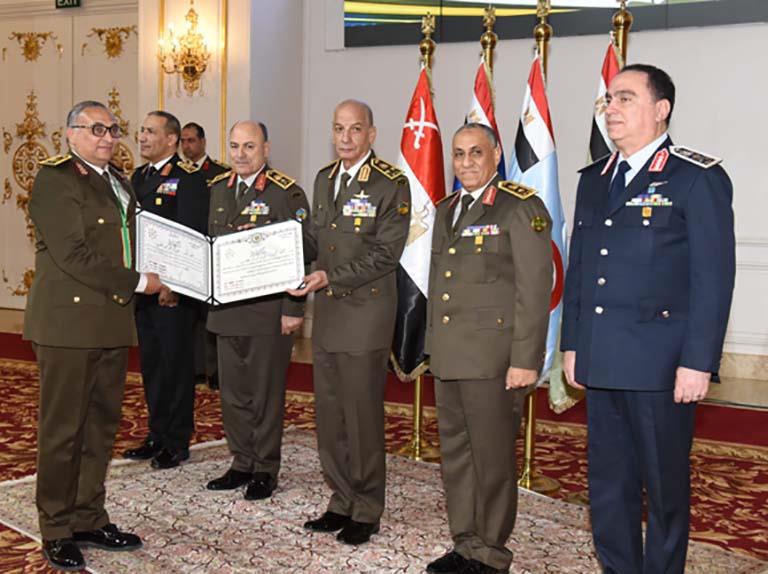وزير الدفاع يكرم قادة القوات المسلحة المحالين للمعاش