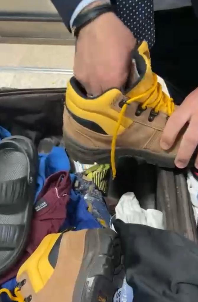 ضبط أقراص الترامادول داخل أحذية راكب قادم من نيجيريا بمطار القاهرة