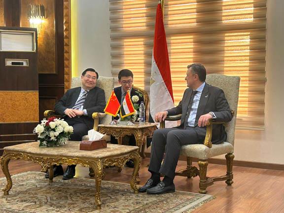 وزير السياحة الصيني والوفد المرافق يصل مطار القاهرة الدولي 