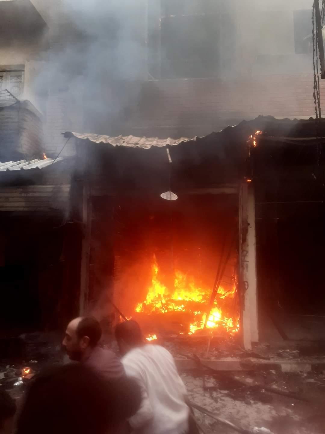 إخماد حريق بأحد الشوارع التجارية في الفيوم