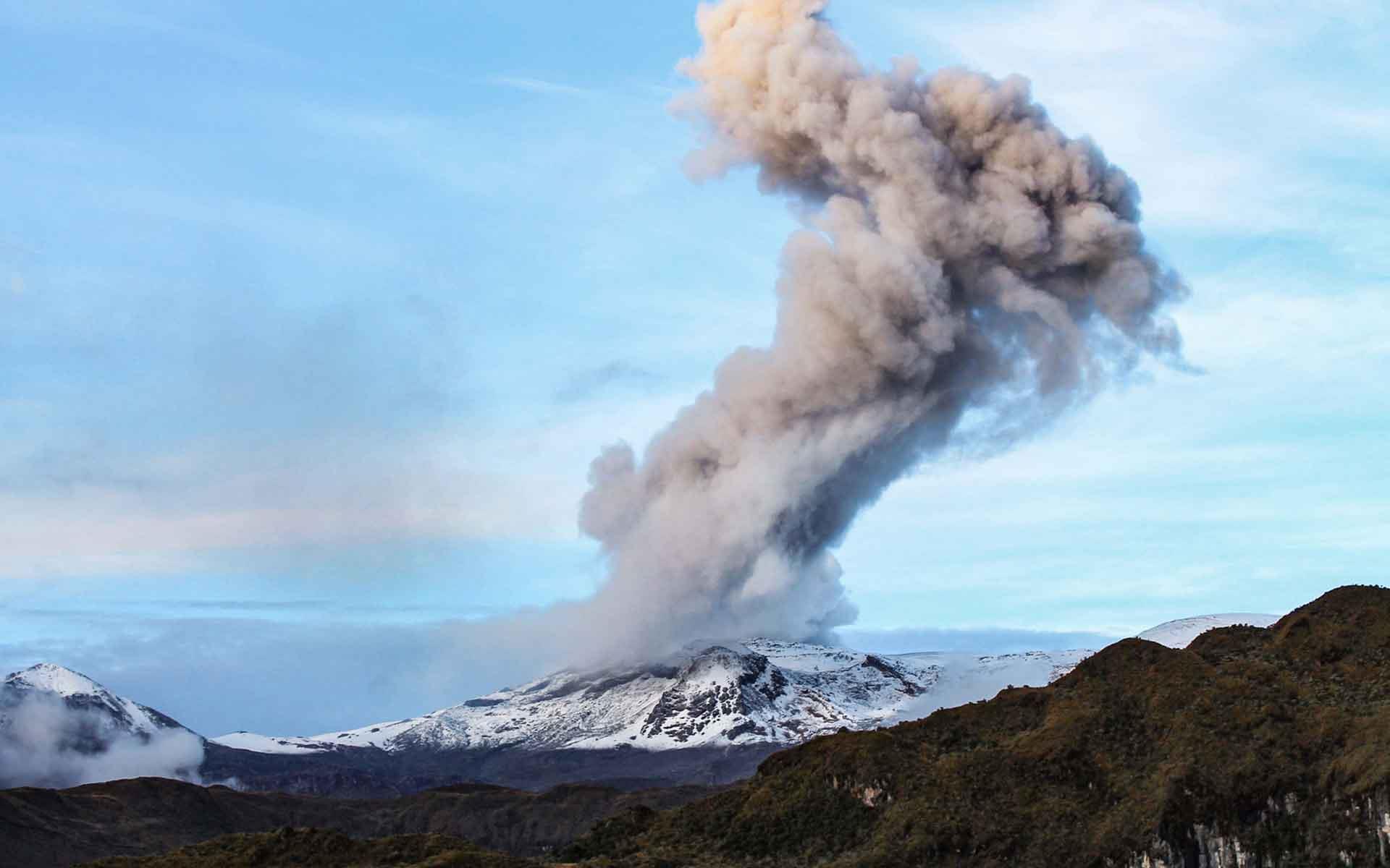 بركان نيفادو دل رويز يوصف بأنه من أخطر البراكين في العالم