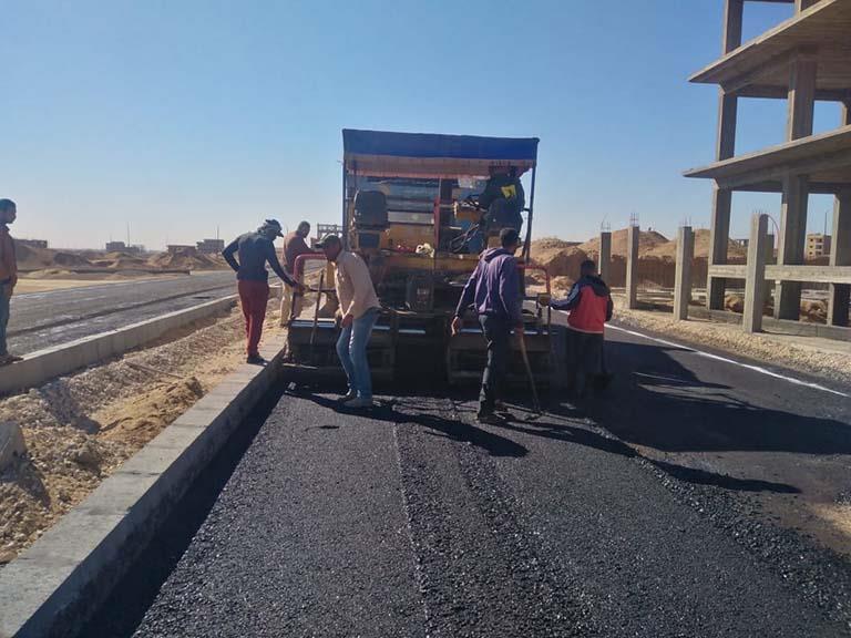 تنفيذ مشروعات الخدمات والطرق والمرافق الجارية بمدينة العاشر من رمضان