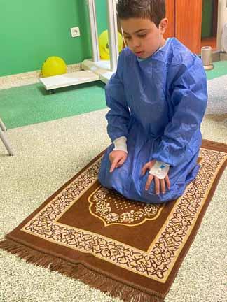 طفل يطلب الصلاة قبل استئصاله ورم