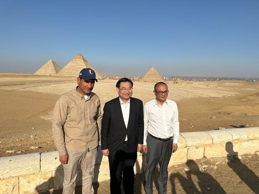 وزير السياحة الصيني يزور منطقة أهرامات الجيزة 