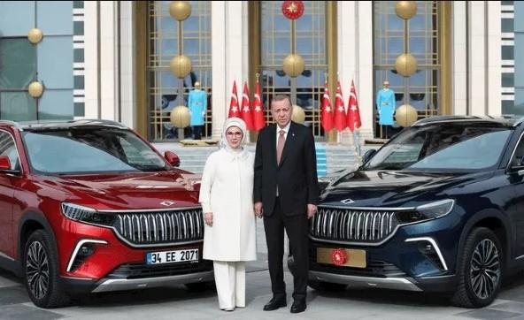 الرئيس التركي وقرينته إلى جانب السيارة 