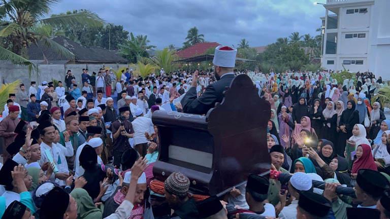 محمولا على الأعناق.. أسامة الأزهري يلقي محاضرة أمام آلاف بإندونيسيا                                                                                                                                     