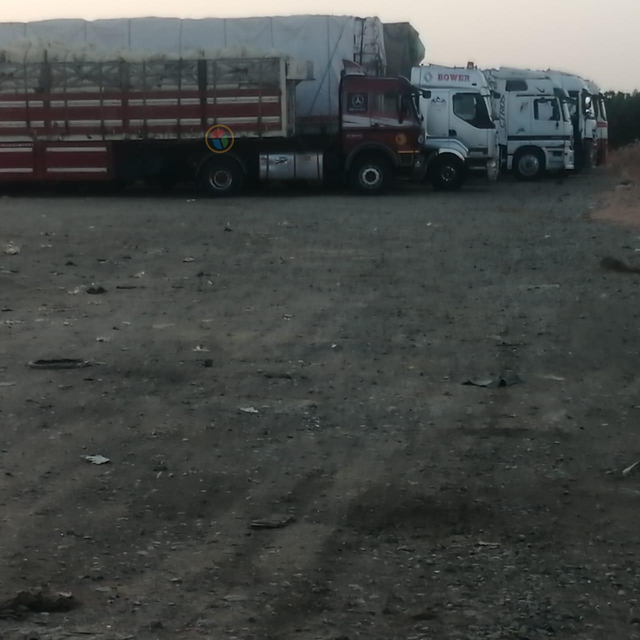 شاحنات مصرية تنتظر العبور إلى السودان