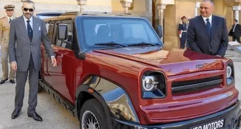 العاهل المغربي أثناء تفقد نموذج السيارة المغربية الجديدة