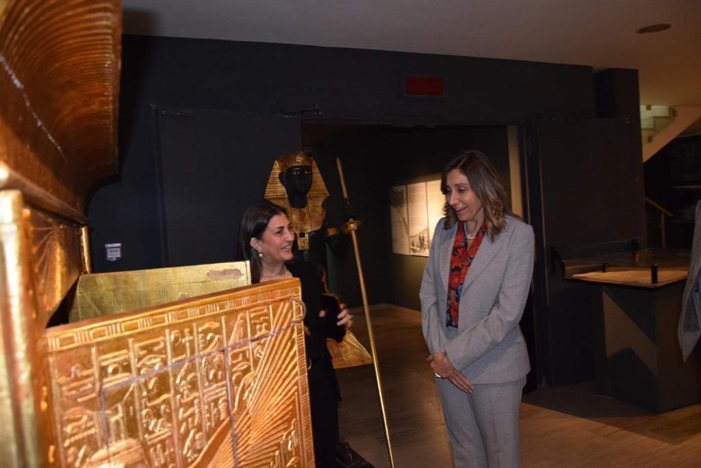 الدكتورة نيفين الكيلاني خلال تفقدها متحف كنوز توت عنخ آمون بروما