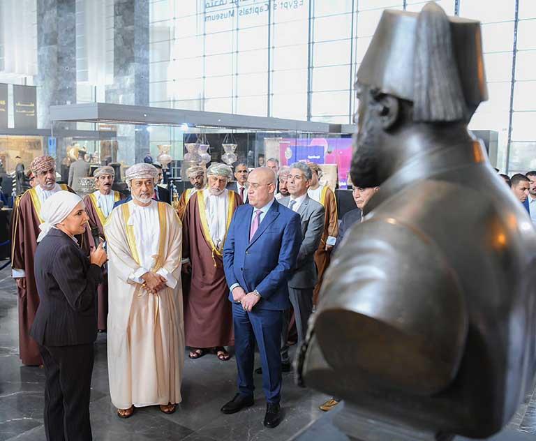 سلطان عُمان يتفقد مدينة الفنون ومسجد مصر الإسلامي 