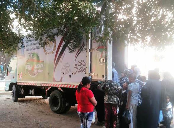 محافظة أسوان تستكمل جهود دعم الوافدين السودانيين بقوافل غذائية وعلاجية (4)