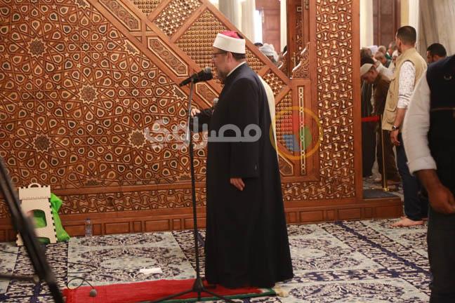وزير الأوقاف يلقي خطبة الجمعة بمسجد الإمام الحسين (11)