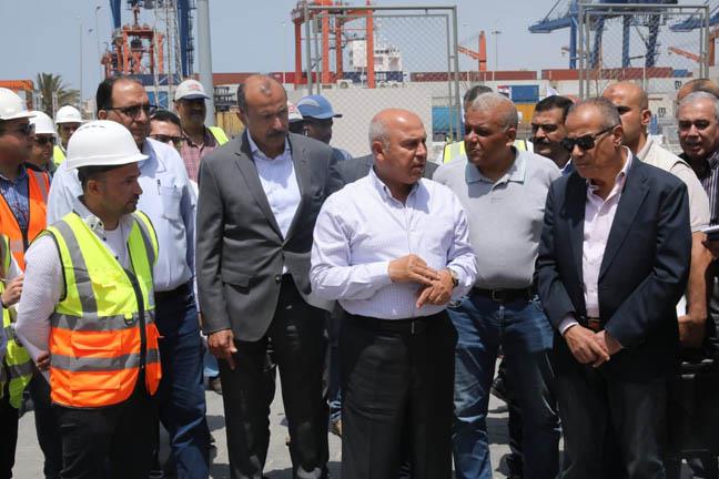 وزير النقل يتفقد ميناء الإسكندرية